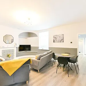 https://breathtaking-4-bedroom-house-free-parking.yorkshirehotels.net